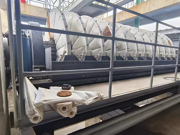 Tyhjiölevyn suodatin