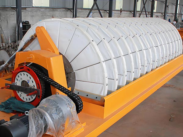 Rotary levyn suodatin